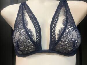 32C NAVY BLUE STRAPPY LACE VICTORIA'S SECRET UNLINED PLUNGE BRA